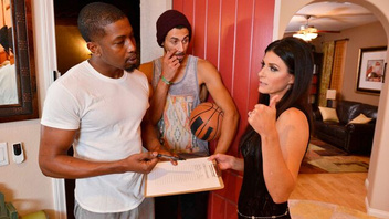 Роскошная милфа балдеет с двумя черными  парнями