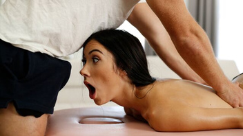 Жестко  в ротик и по пизде,  сводный брат сеструху  полирует