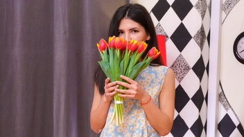 Дарит  худышке цветы и занимается с ней оральным вагинальным  сексом