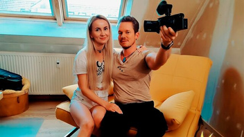 Его сиськастая блонда соглашается снимать домашку, в пизду и рот