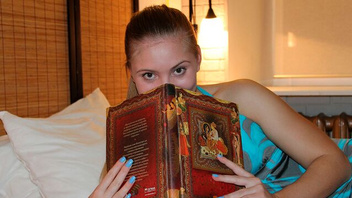 Молодка Оливию (Olivia) в пилотку и  ротан