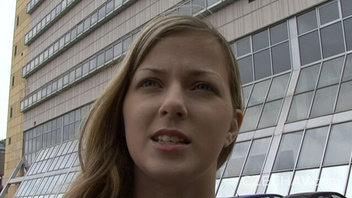 Платит девушке деньги за  трах