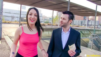 Снимает  пышногрудую чтобы  ебать