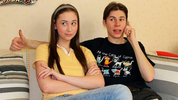 Отдает девушку приятелю, русская  ебля