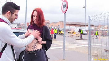 Снимают татуированную  девку для секса втроем