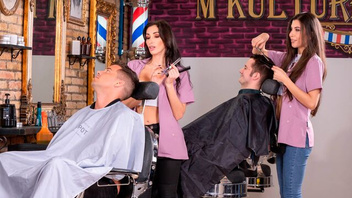 Девочки парикмахерши ебутся с  клиентами