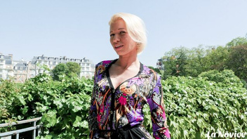 Заманивает блондинку для жесткой ебли в стиле БДСМ