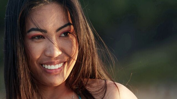 На лодке грубо аналит Полли (Polly Pons)