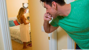 Угощает шикарную Кендалл Кэйден (Kendall Kayden) членом