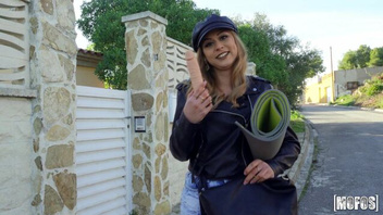 Любительница дилдо сосет реальный хуй и жарится в письку