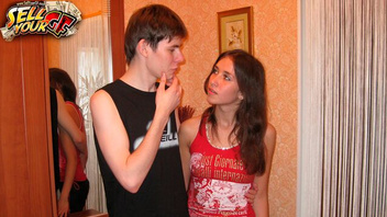 За деньги отдает девушку другому, русский  разврат