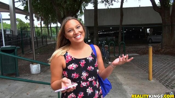 В  машине ебет улыбчивую телку и заливает  спермой