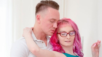 Сосет ему и получает по письке