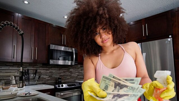 Горничная  за деньги трахается с  хозяином