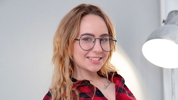 Возбужденная  молодка Белла (Bella Mur) хочет его  член