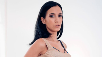 Брюнетка красотка хочет толстый хуй