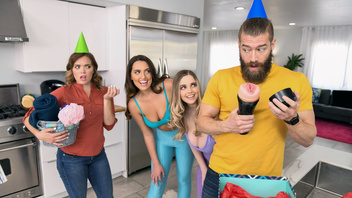 Раскручивает  телок на еблю втроем - хуй в  сучках