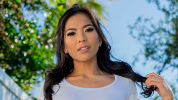 На диване ее отлично долбит членом