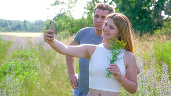 На  природе трахается с жаркой  телкой