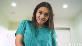 Медсестра играет с резиновым членом