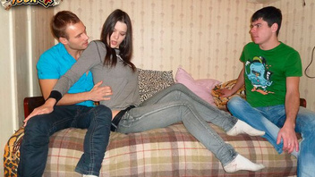 Отдает свою сисястую девку приятелю