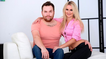 Мужик смотрит, как его телку долбят в пизду, рот и анал