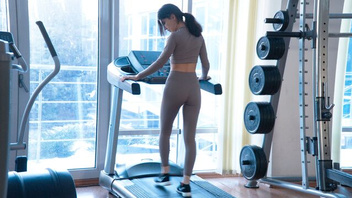 После тренировки девушка брюнетка хочет секса