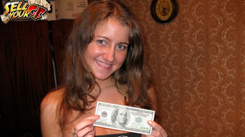 За деньги подставляет свою молодку под чужой  член