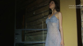 Худая привлекательная  молодка