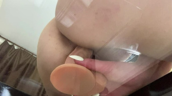 Играет с пилоткой резиновым  концом