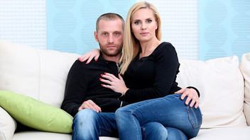 Трахает чужую жену, а муж наблюдает