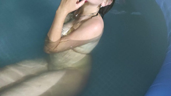 В бассейне ласкает свою письку