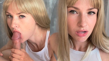 Блондинка  сосет чтобы получить сперму