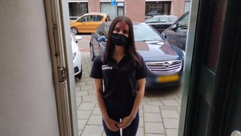 Сладкая  молодая брюнетка для его ствола