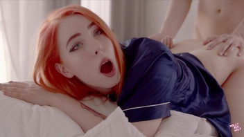 Рыженькая  хочет с ним долбиться