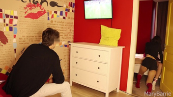 Кто-то  смотрит футбол, а кто-то трахается