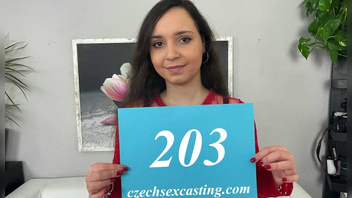 Пухлая девка ебется на кастинге - отсос и по пилотке