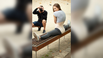 Фоткает  красотку и дальше ее ебет