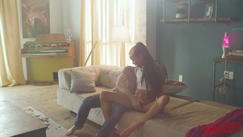 Кира  (Kira Noir) хочет трахаться, он ей  помогает