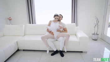 Молодка  танцовщица готова к  члену