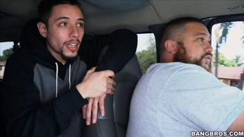 Катает  красотку в машине и на здоровом  хуе