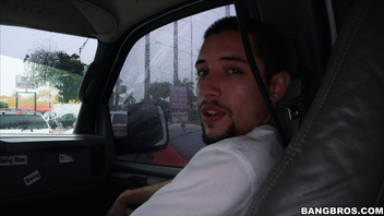 В  машине ебется со Скарлет  (Scarlet Rebel)