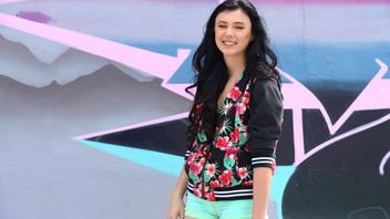 Лижет  брюнетке, дает отсосать и натягивает  пизду