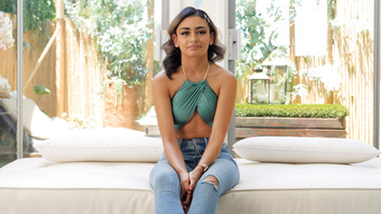 В  рот и по пизде, трахает Ванессу (Vanessa)