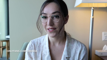 Раздевается и ласкает себя