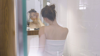 Принимает душ и ласкает письку