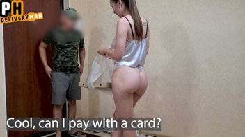 Русская  телка ебется с доставщиком  пиццы