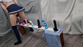 Пиздой  тестирует разные дилдо