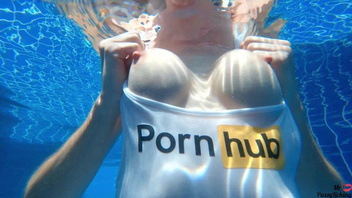 У  бассейна устраивают свой крутой  секс