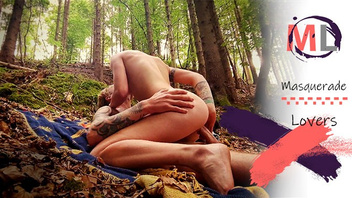 В  лесу дает телке сосать и трахает ее  дырку